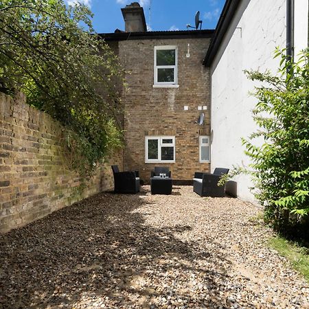 Cozy 2 Bedroom Apartment In Sutton サットン エクステリア 写真
