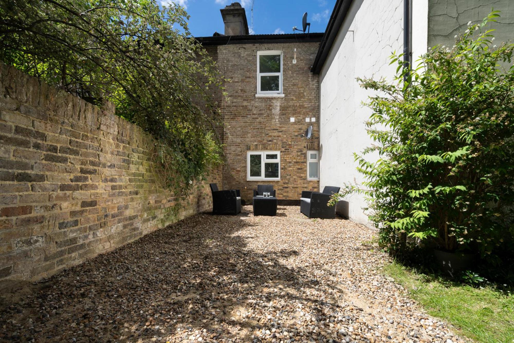 Cozy 2 Bedroom Apartment In Sutton サットン エクステリア 写真