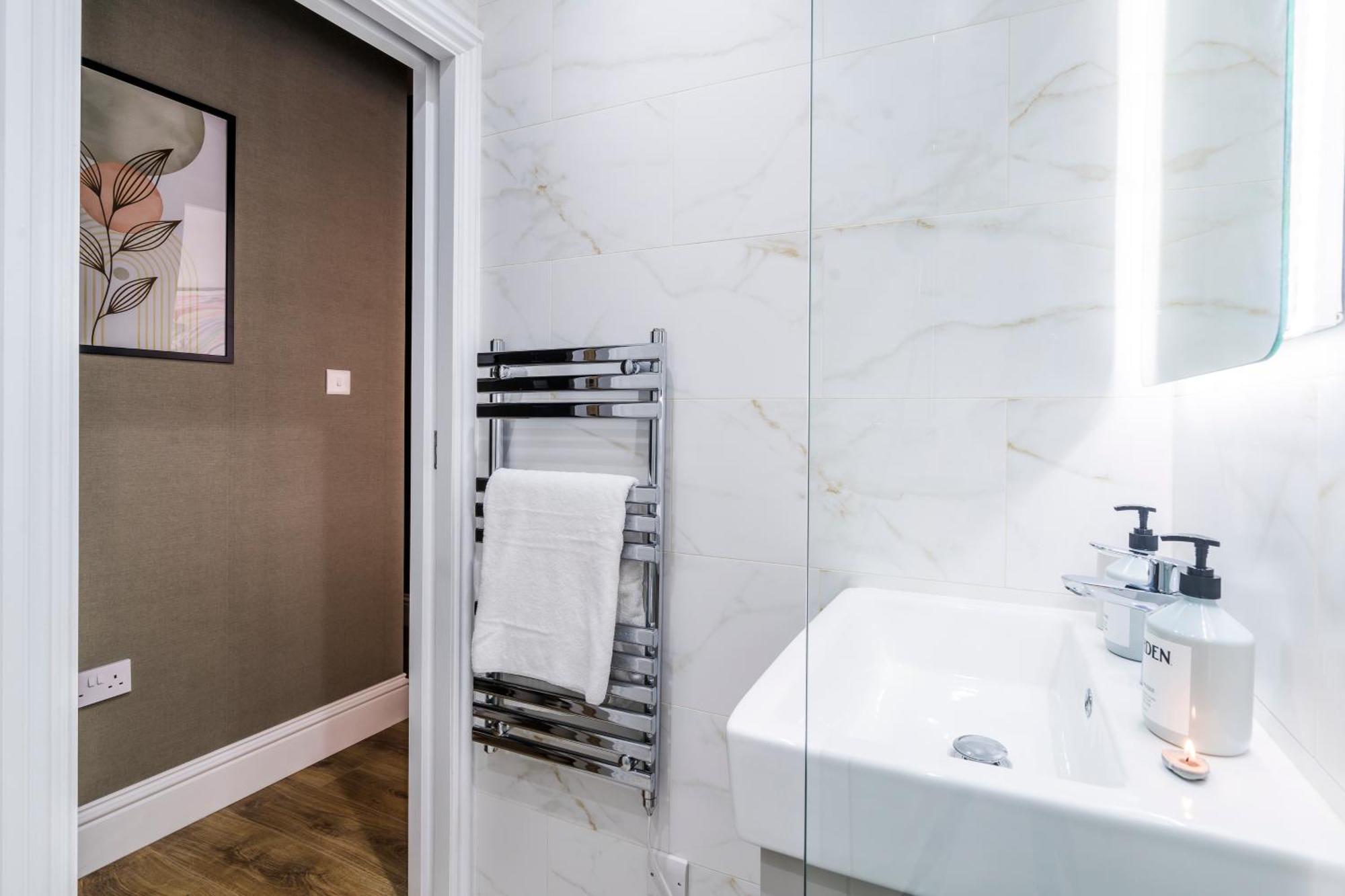 Cozy 2 Bedroom Apartment In Sutton サットン エクステリア 写真