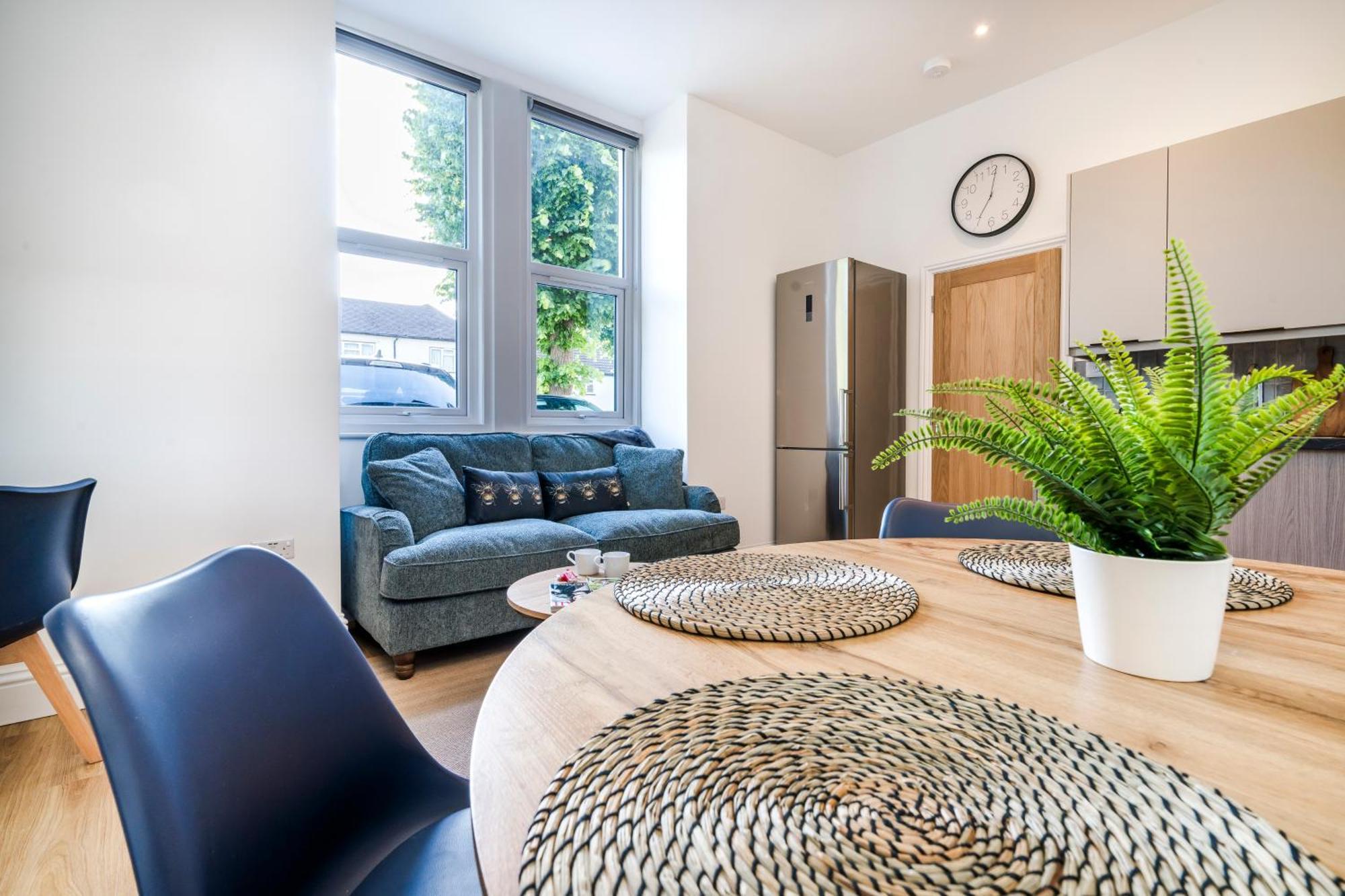 Cozy 2 Bedroom Apartment In Sutton サットン エクステリア 写真