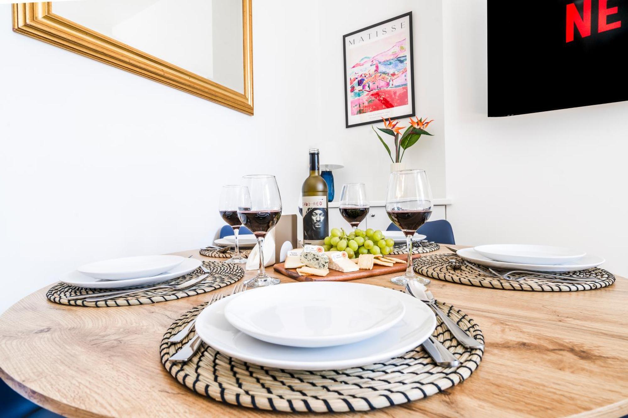 Cozy 2 Bedroom Apartment In Sutton サットン エクステリア 写真