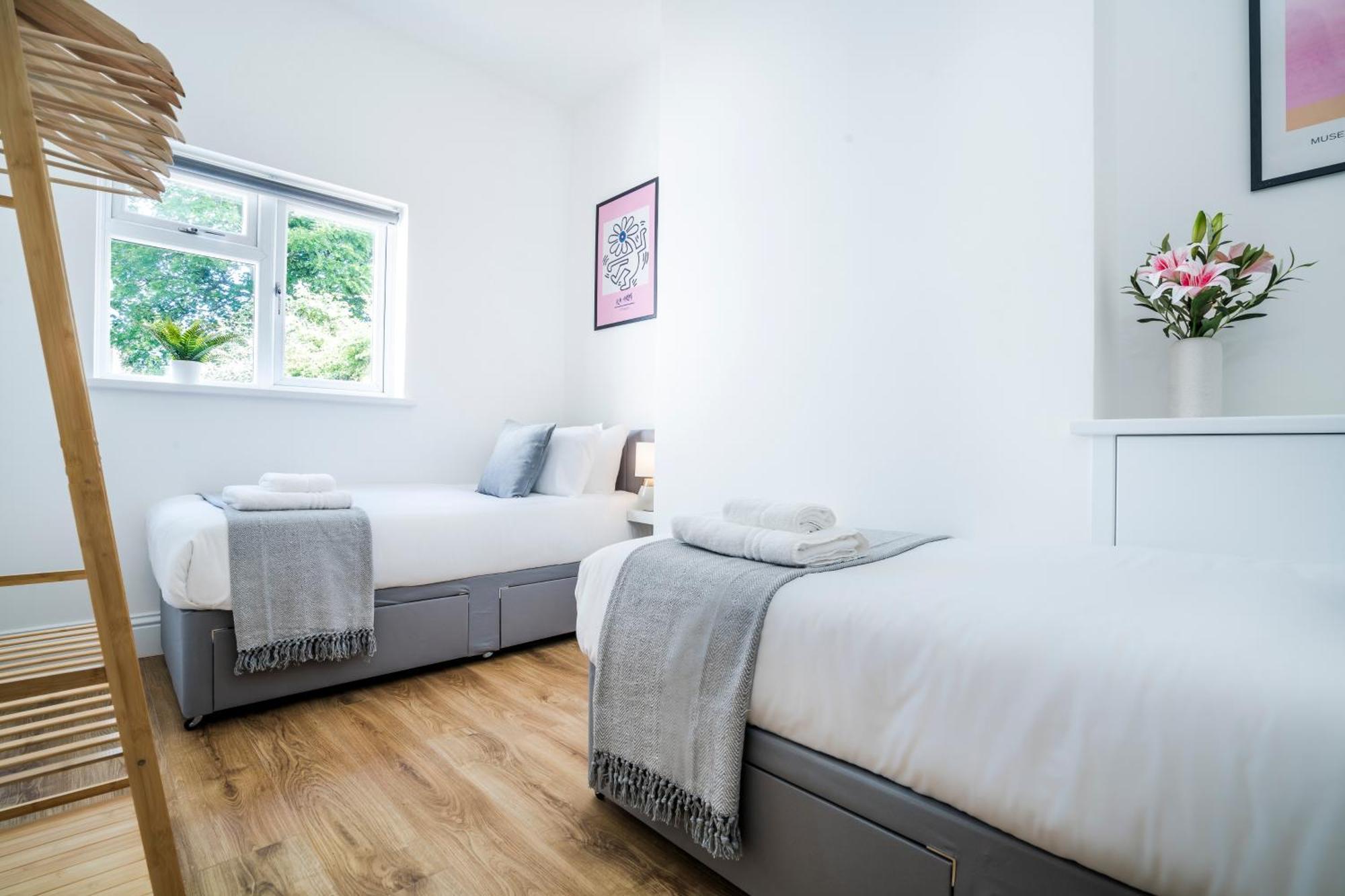 Cozy 2 Bedroom Apartment In Sutton サットン エクステリア 写真