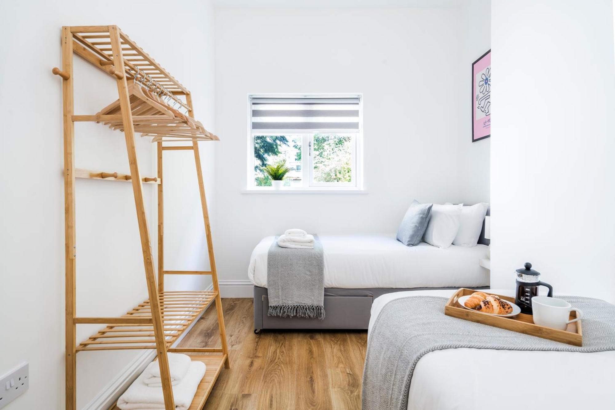 Cozy 2 Bedroom Apartment In Sutton サットン エクステリア 写真