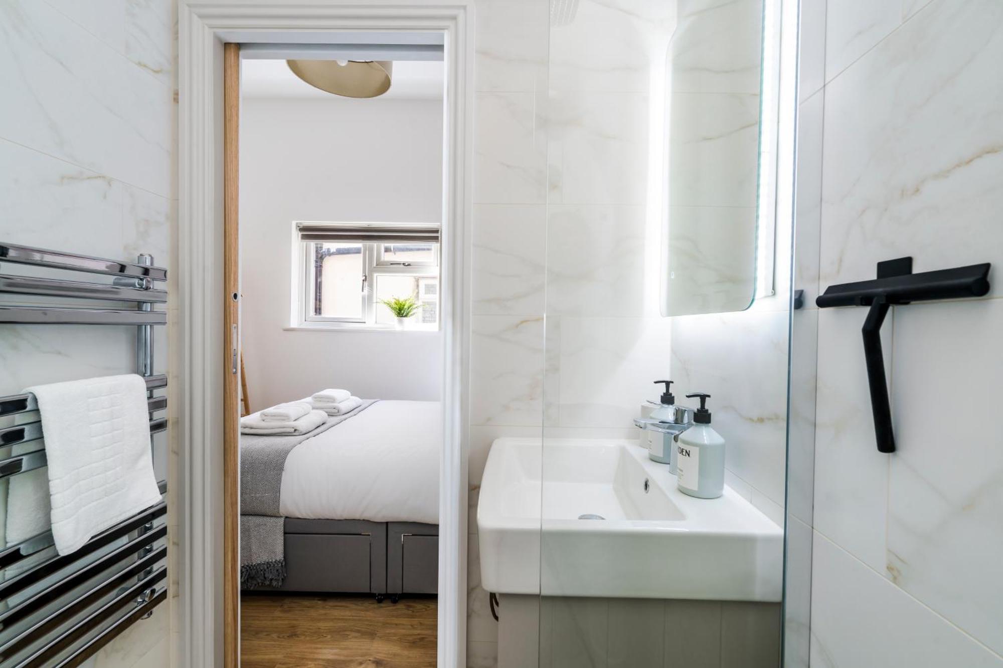 Cozy 2 Bedroom Apartment In Sutton サットン エクステリア 写真