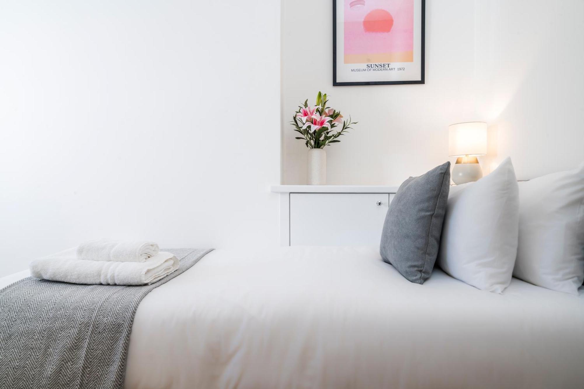 Cozy 2 Bedroom Apartment In Sutton サットン エクステリア 写真