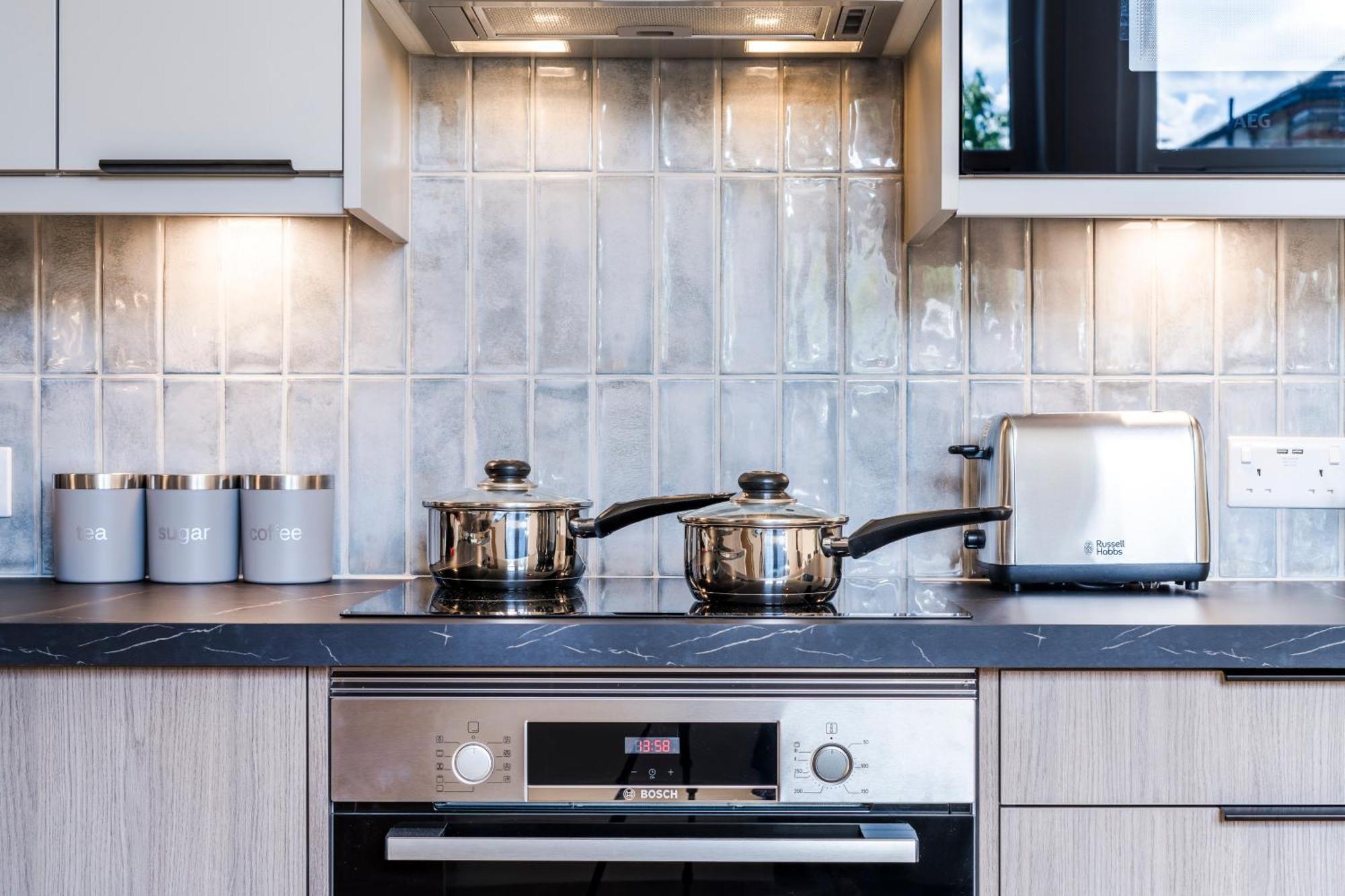 Cozy 2 Bedroom Apartment In Sutton サットン エクステリア 写真