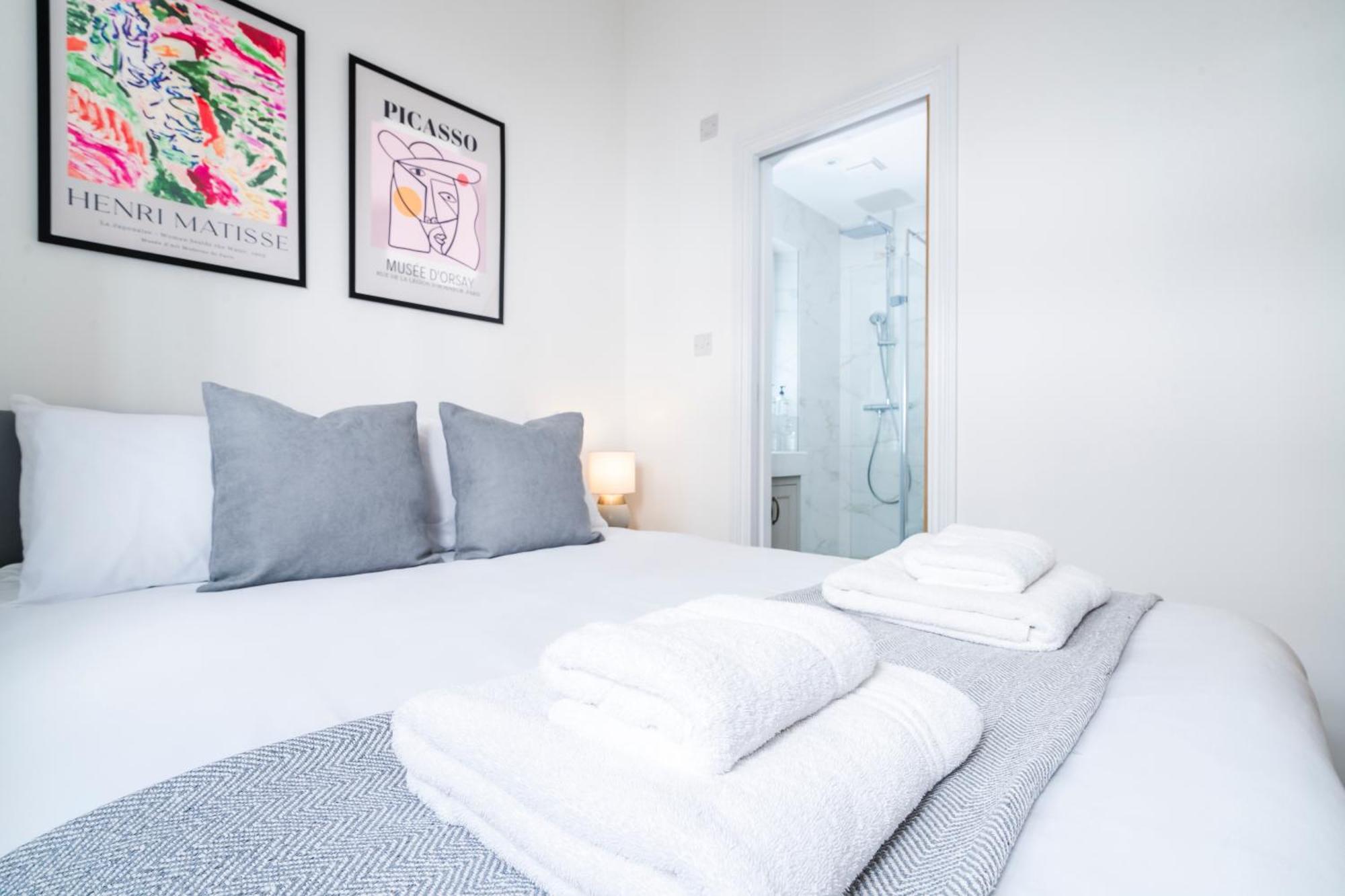 Cozy 2 Bedroom Apartment In Sutton サットン エクステリア 写真
