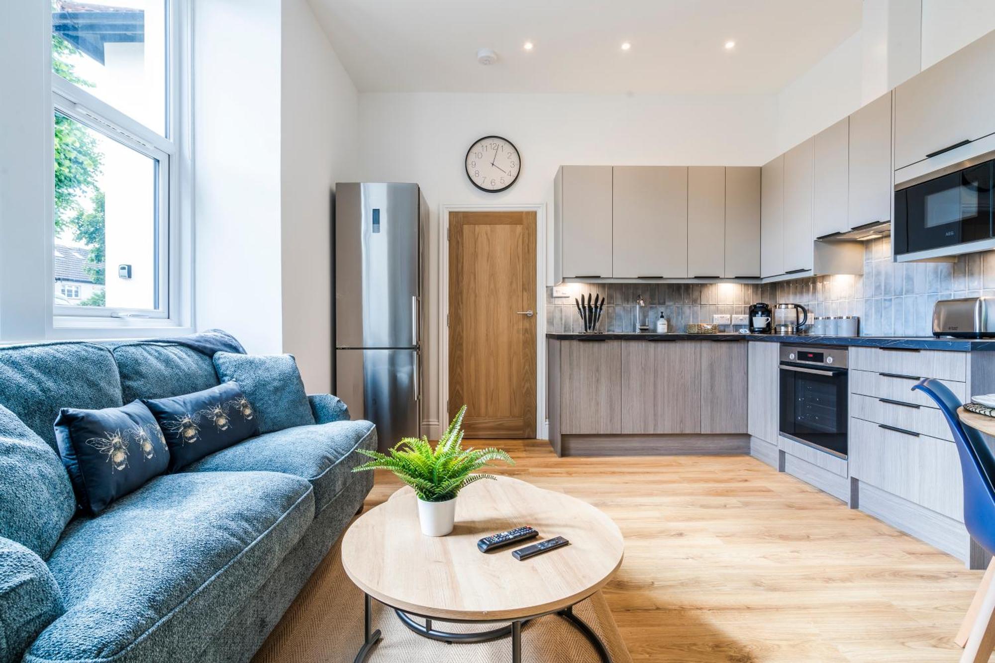 Cozy 2 Bedroom Apartment In Sutton サットン エクステリア 写真