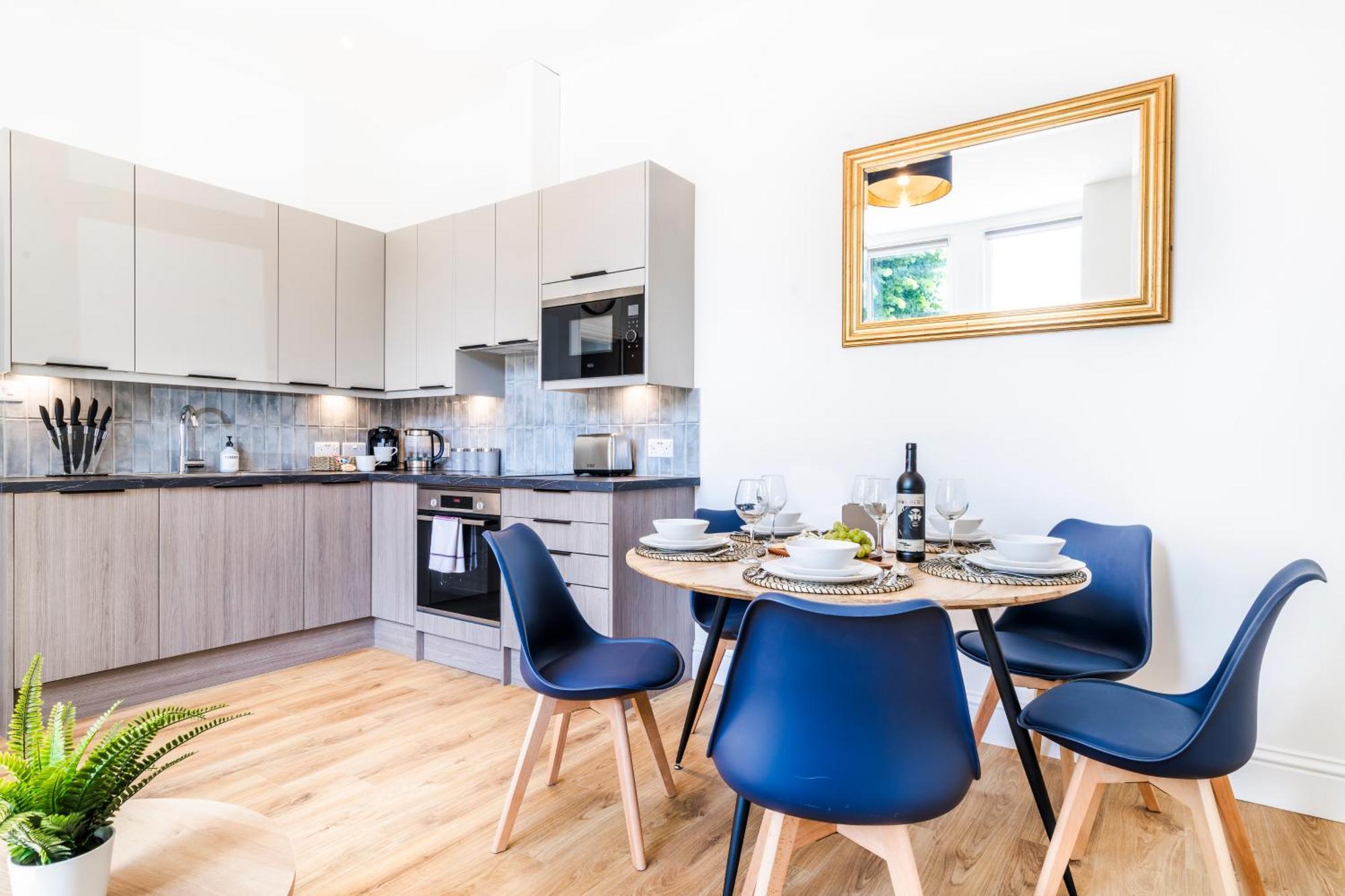 Cozy 2 Bedroom Apartment In Sutton サットン エクステリア 写真