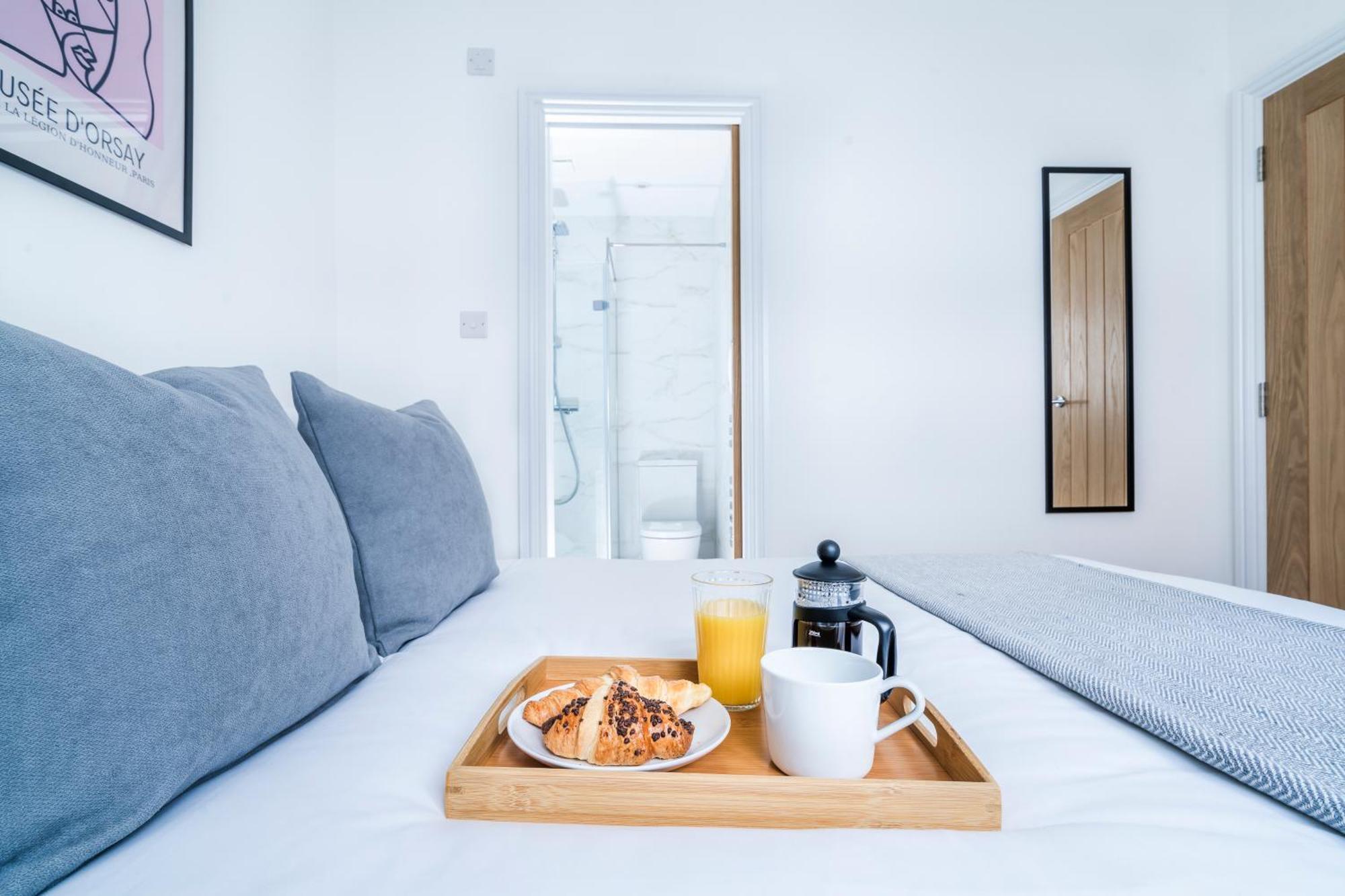 Cozy 2 Bedroom Apartment In Sutton サットン エクステリア 写真