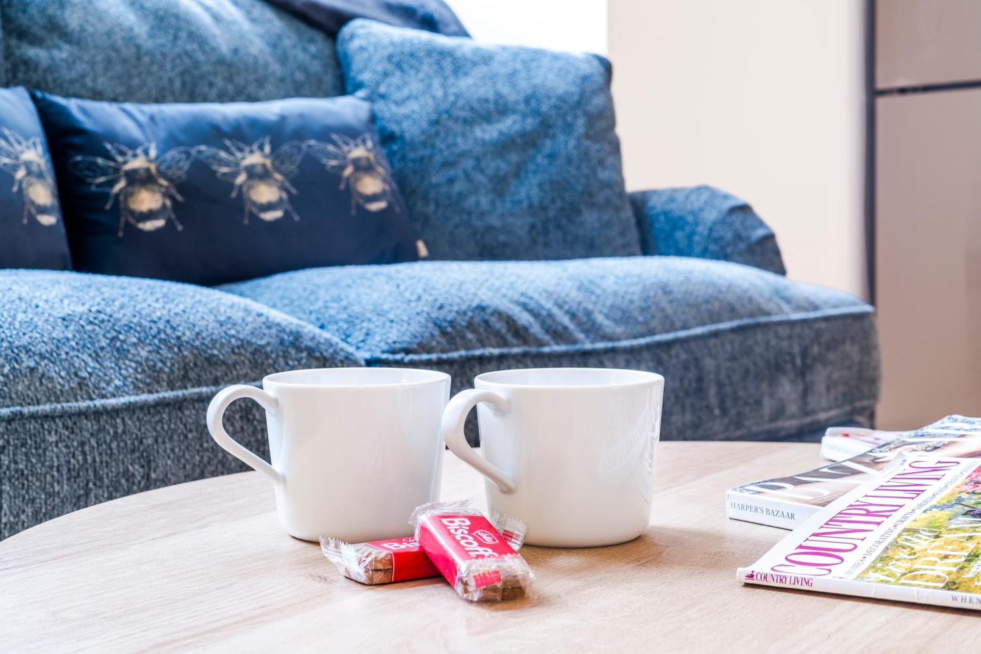 Cozy 2 Bedroom Apartment In Sutton サットン エクステリア 写真